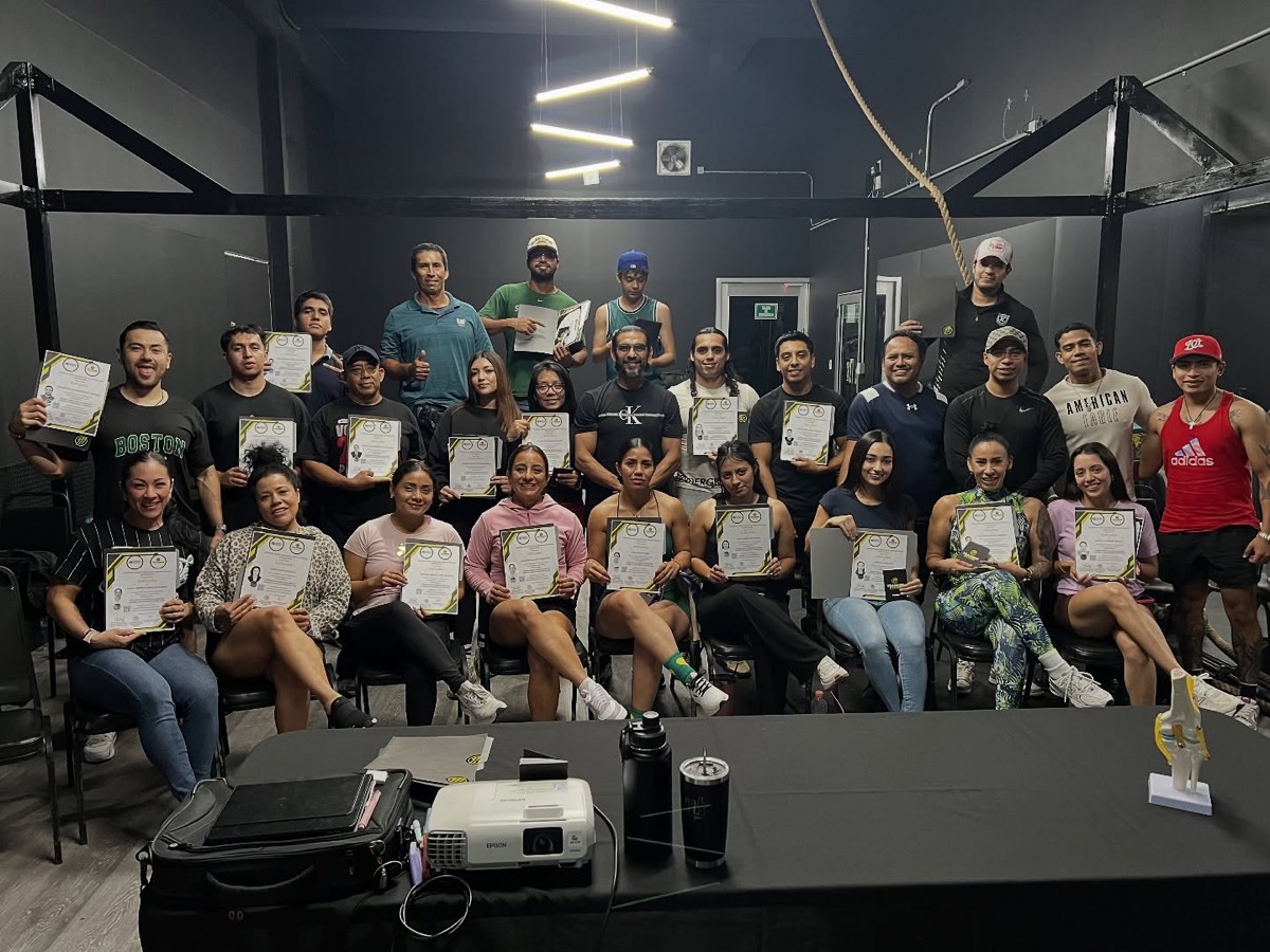 Generación de alumnos mostrando sus constancias al término de una capacitación