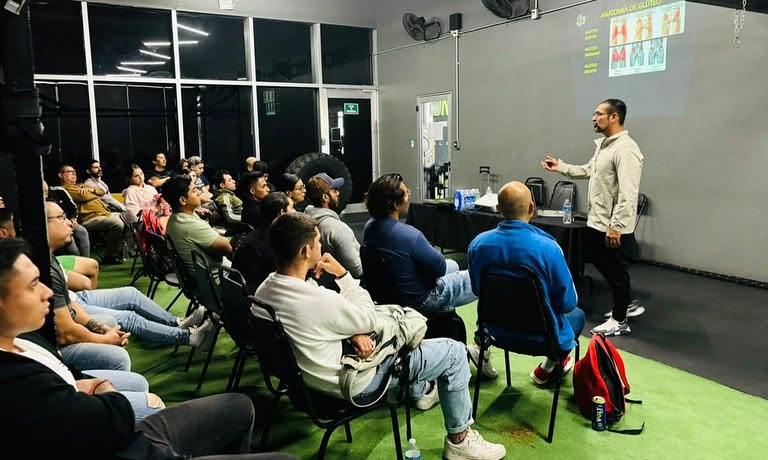 Alumnos en una sesión teórica con proyección de anatomía